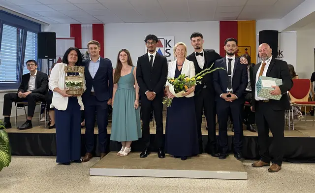 Abschiedsgeschenke der HAK-Klassen für Direktion und Klassenvorstände | Foto: Gesa Buzanich
