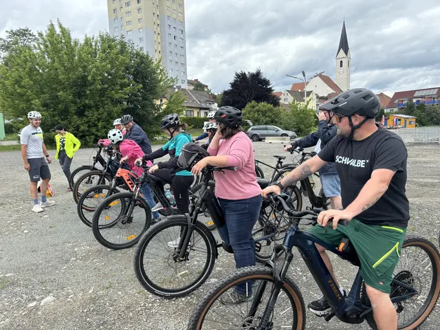 Verschiedene Übungen welche durch die beiden Herren der Radfahrschule "Easy Drivers" angeleitet wurden, brachten den Teilnehmerinnen und Teilnehmern den sicheren Umgang mit ihrem Fahrrad näher. | Foto: MeinBezirk/Michael Blinzer