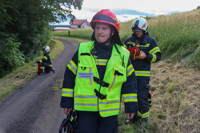 Der Einsatzleiter hatte mit seinen Kameradinnen und Kameraden eine schwierige Herausforderung zu lösen. | Foto: Feuerwehr Litzelsdorf/Alexander Flaschberger