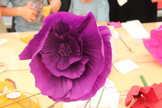 Die von den Besuchern unter Anleitung von Isabella Strauß selbst gemachten Krepppapierblumen durften mit nach Hause genommen werden.  | Foto: Edith Ertl