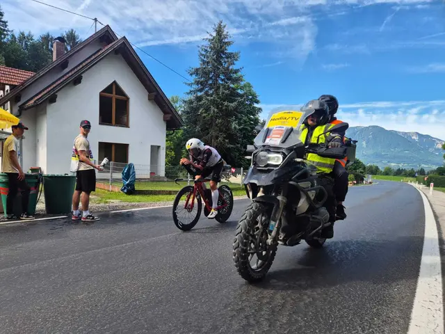 Die Athleten geben auf der Radstrecke alles und werden von Medienvertretern auf Schritt und Tritt begleitet. | Foto: MeinBezirk.at