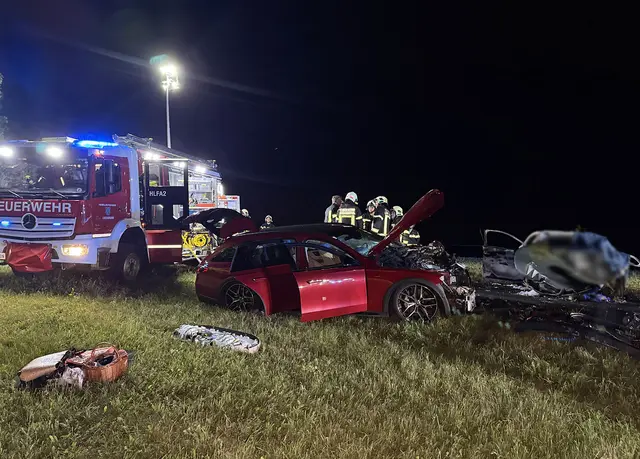 Die Feuerwehrkräfte arbeiteten bis in die Nachtstunden an den umfangreichen Bergungs- und Aufräumarbeiten. | Foto: BFKDO BADEN / Stefan Schneider