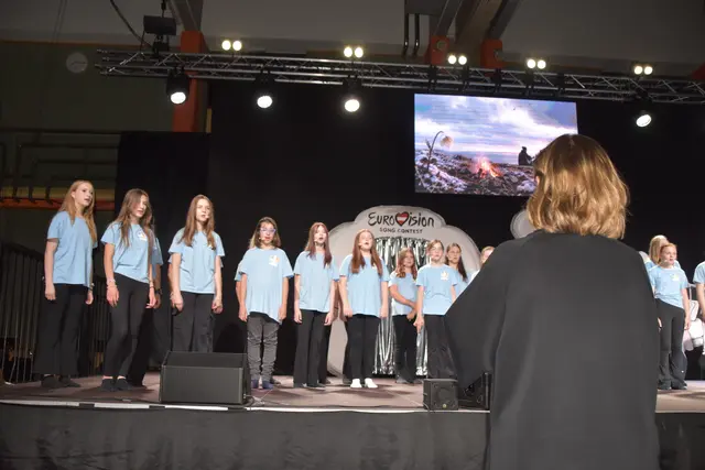 Der Schulchor sang "Ein bisschen Frieden". | Foto: MeinBezirk/Michael Strini