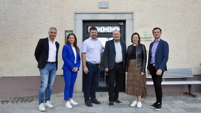 
V. l.: Thomas Dollhäubl Amtsleiter Vorderweißenbach, Simone Mayrhofer Amtsleiterin Bad Leonfelden, Bernhard Thumfart Bürgermeister Vorderweißenbach, Thomas Wolfesberger Bürgermeister Bad Leonfelden, Elisabeth Haiböck Vizebürgermeisterin Bad Leonfelden, David Köck Vizebürgermeister Vorderweißenbach | Foto: BaLe/VoWe