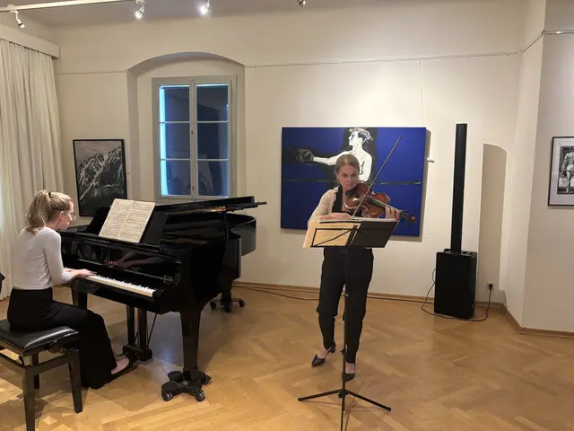 Für die musikalische Umrahmung verantwortlich: Raphaela Schober (Klavier) und Cordula Schröck (Geige). | Foto: Schauer