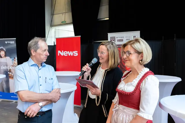 Charmante Begleiterin durch den "HochGenuss": Moderatorin Christiane Stöckler (M.). | Foto: Konstantinov