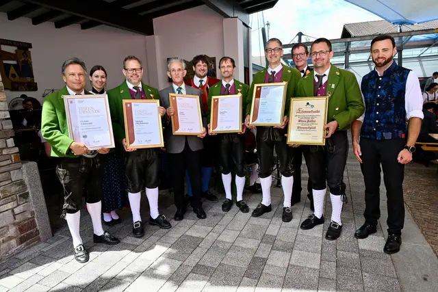 Ehrung der "Urgesteine": Florian Edelmaier, Michael Oberholenzer, Alois Zeisler, Hansjörg Markt und Harald Ruetz (mit Urkunden v.l.n.r.) mit Gratulanten Kpm. Sonja Gerstgrasser, Bezirks-Obm. Michael Haid, Postmusik-Obmann Bernd Raitmair, Obmann Stefan Luftensteiner und Bgm. Thomas Suitner (v.l.n.r.) | Foto: Hassl