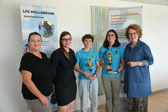 Abteilungsvorständin Verena Kucera, Fachlehrerin Sandra Eder, Schüler Viktor May (aus Kirchberg/Pielach, Bezirk St. Pölten Land), Schülerin Sarah Wagner (aus Klosterneuburg, Bezirk Tulln) und Bildungs-Landesrätin Christiane Teschl-Hofmeister | Foto: Jürgen Mück