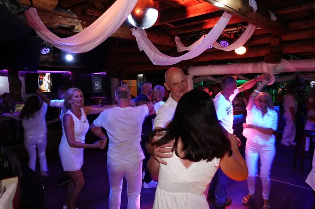 Auf der Tanzfläche war wieder gute Stimmung und nicht nur die Taxitänzer zeigten bei Disco Fox was sie draufhaben.