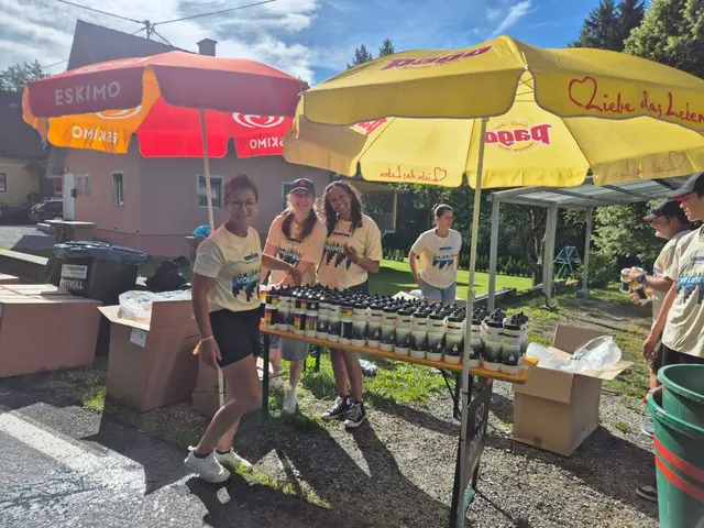 Entlag der Rennstrecke sorgen Labestationen, wie hier in Tschachoritsch bei Köttmannsdorf für die optimale Versorgung der Athleten.  | Foto: MeinBezirk.at