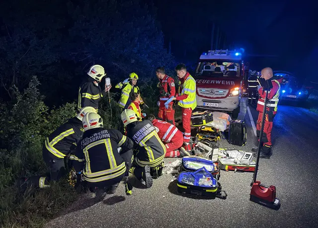 Zahlreiche Rettungskräfte versorgten insgesamt sieben Verletzte, darunter mehrere Schwerverletzte. | Foto: BFKDO BADEN / Stefan Schneider