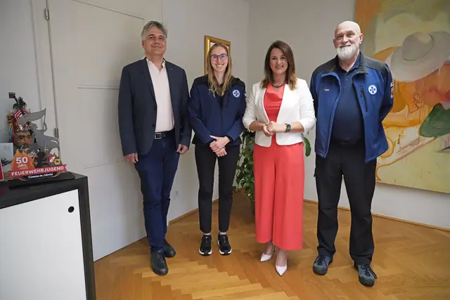 v.li.: Gernot Reister (Vorstand Abteilung Einsatzorganisationen des Landes), Anita Siller, LRin Astrid Mair und Christian Burger. | Foto: © Land Tirol/Schallhart