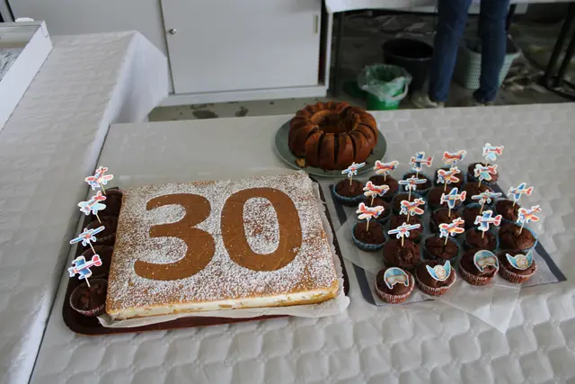 Das Buffet lockte mit Geburtstagskuchen. | Foto: Schauer
