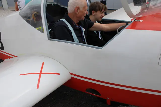 Ausbilder Karl-Heinz Eder erklärt dem angehenden Jungpiloten, wie das Cockpit funktioniert. | Foto: Schauer