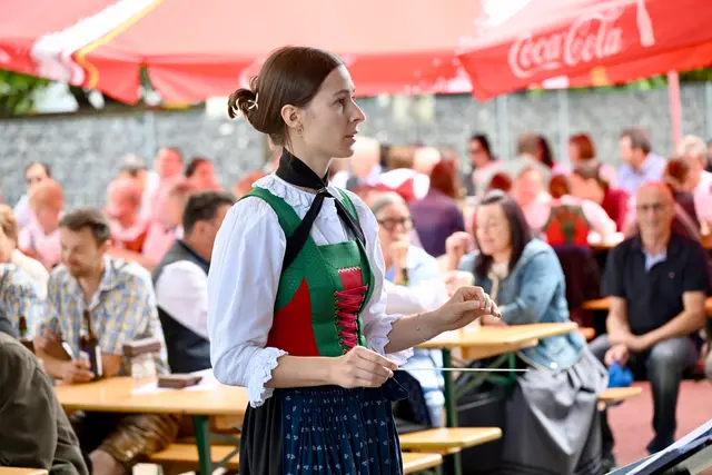 Kapellmeisterin Sonja Gerstgrasser "bei der Arbeit mit dem Taktstock". | Foto: Hassl