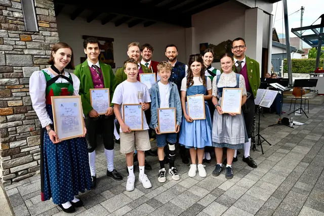 Übergabe der Leistungsabzeichen: Kathrin Hell, Patrick Cernusca, Tobias Zangerl, Alexander Kohler, Peter Winkler, Lara Beiler und Alina Haller (v.l.n.r.) mit Gratulanten. | Foto: Hassl