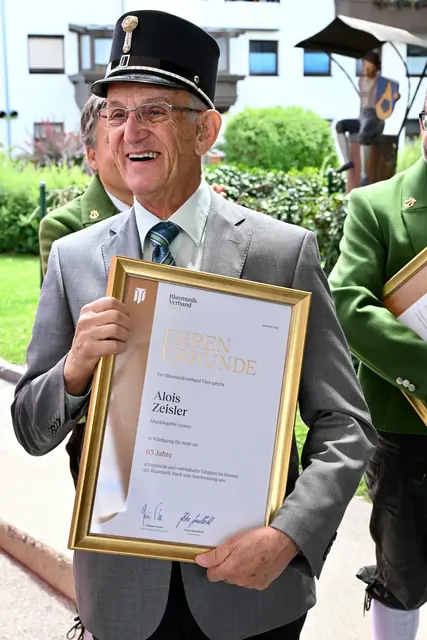 Alois Zeisler: 65 Jahre Musikant in Axams mit Urkunde und einer "Ehrenkappe" der Postmusik Tirol. | Foto: Hassl