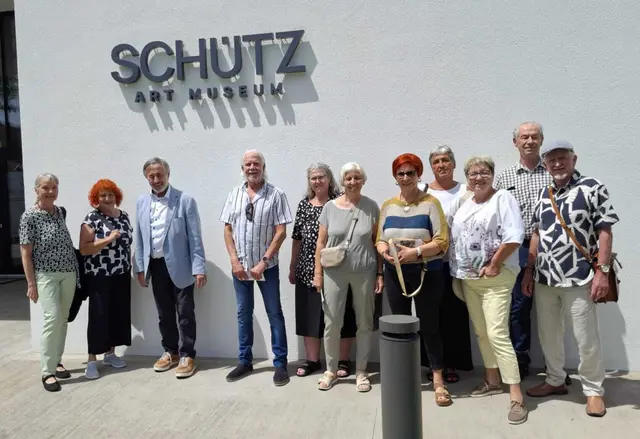 Prof. Josef Schütz (3. von li.) mit seinen Mitschülern vor seinem Museum. | Foto: Privat
