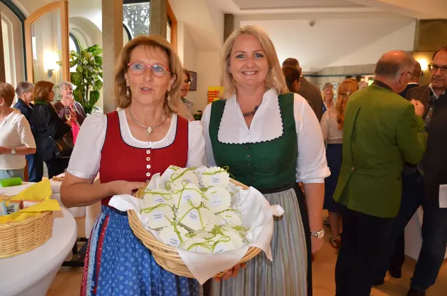 Heidemarie Zöhrer und Direktorin Theresia Stoff.