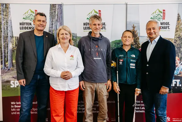 Bei der Pressekonferenz am 12.06.2026 (von links nach rechts): Bundesgeschäftsführer der Naturfreunde Günter Abraham, Vositzende der Naturfreunde Niederösterreich Karin Scheele, Le Bons Sightcoach Patrik Törnström, Parasportelrin Linda Le Bon, Natufreunde-Vorsitzender Andreas Schieder. | Foto: Naturfreunde Österreich