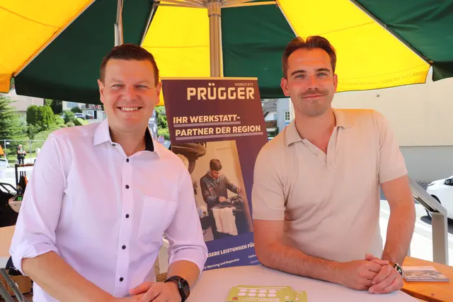 Bgm. Patrick Dorner und Alexander Decker vom Autohaus Prügger | Foto: Edith Ertl