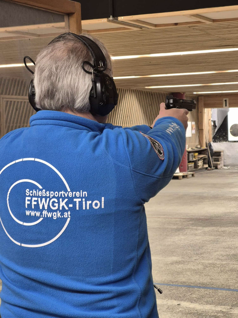 Gregor Heck vom Innsbrucker Verein FFWGK holte mit einer starken Leistung im 60-Schuss Programm den Tagessieg in Schwoich in der Seniorenklasse 1.  | Foto: Peter Schinnerl