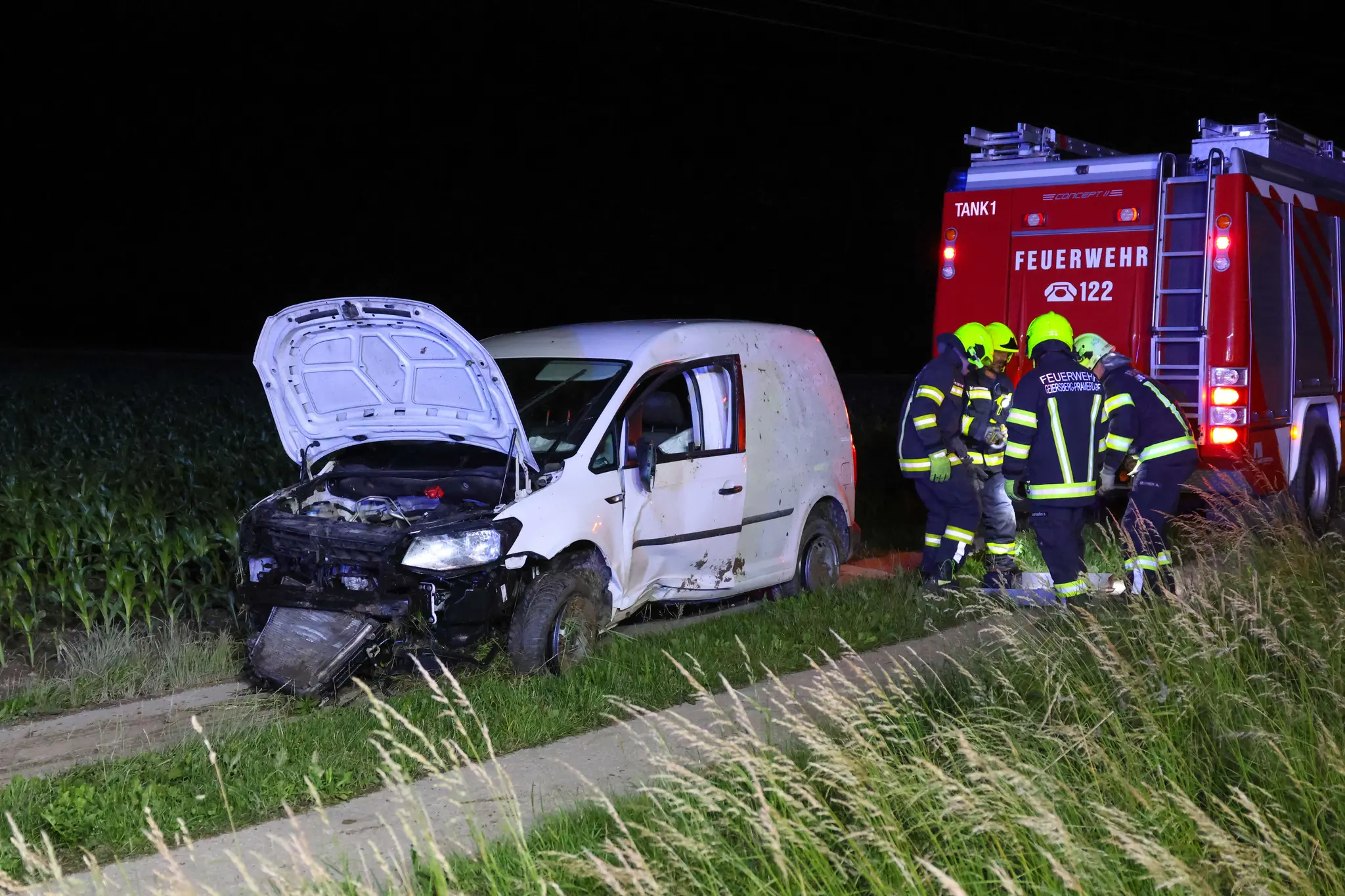 Kleintransporter überschlagen: Drei Feuerwehren nach Verkehrsunfall in ...