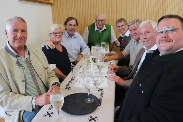 v.l.n.r.: Günther Bauer, Ingrid und Franz Voves, Gerhard Pomberer, Erich Gosch, Werner Breithuber, Adolf Pellischek und Rene Strohmeier beim PVÖ-Frühschoppen in Feldkirchen. | Foto: Edith Ertl