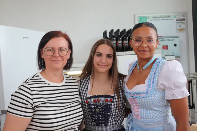 Zum guten Gelingen trugen viele ehrenamtliche Hände bei: Hier die Mehlspeisdamen Sandra, Melanie und Olivia | Foto: Edith Ertl
