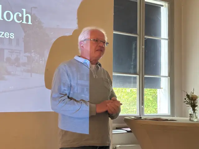 Reinhard Knobloch, Alt-Bürgermeister von Bad Fischau-Brunn, erzählte, wie Bad Fischau unter seiner Führung zum neuen Hauptplatz kam. | Foto: Schauer