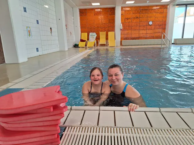 Mit viel Erfahrung gibt die Schwimmtrainerin Joy Diewald Tipps zum Kinderschwimmen und zeigt, wie der Einstieg ins Wasser für Kinder positiv gestaltet werden kann. 
Am Foto: Schwimmlehrerin Joy Diewald mit ihrer Schülerin Aurelia.  | Foto: Iris Hammerl