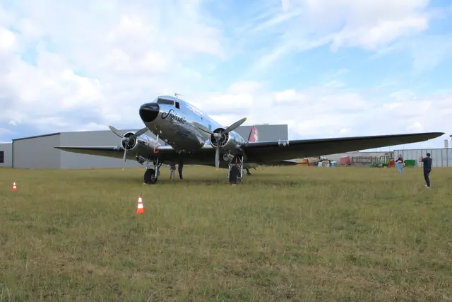 DC-3, Baujahr 1942, nach Zweiten Weltkrieg besser bekannt als Rosinenbomber, der während dr Brliner Luftbrücke Versorgungspakete abwarf. | Foto: Schauer