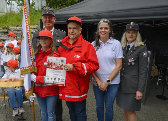 Danke für Geschenk des Rettungsbezirks: GF Herbert Wieser, mit Fahne: Isabella Pagitsch, Gruppenleiter Hans Michael Jahnel, GrpLeiter-Stellvertreterin Ursula Jessner, Bez RKdt Elisabeth Gruber (von links).  | Foto: Peter Bolha
