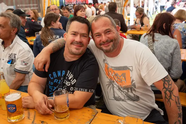 Michael Krausner und Christian Haiden im Festzelt der Weissenbacher Feuerwehr. | Foto: er