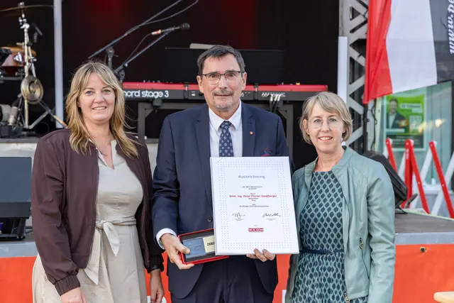 Obfrau Eveline Grabmann und Leiterin Eva Steinkellner von der Wirtschaftskammer Perg gratulierten zum 30-jährigen Unternehmensjubiläum. | Foto: gemeindejournal.at