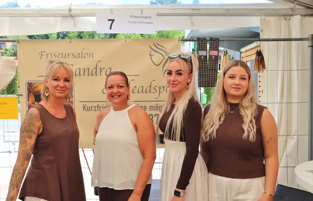 Sandra Kurzmann (li) und ihr Team vom Friseursalon Sandra informierten beim Tag der Wirtschaft über Head-Spa, einem Wellnessangebot für Haare und Kopfhaut.  | Foto: Edith Ertl