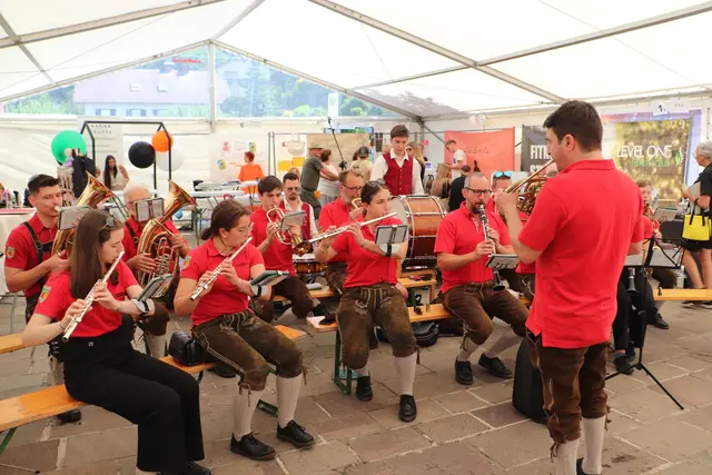 Die Marktmusik Hausmannstätten eröffnete musikalisch den Tag der Wirtschaft. | Foto: Edith Ertl