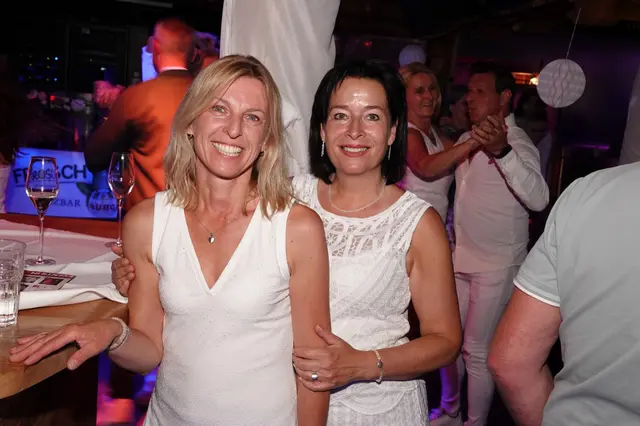 Solch strahlende Gesichter sah man angesichts der tollen Disco Fox Musik nicht nur bei diesen beiden Damen.