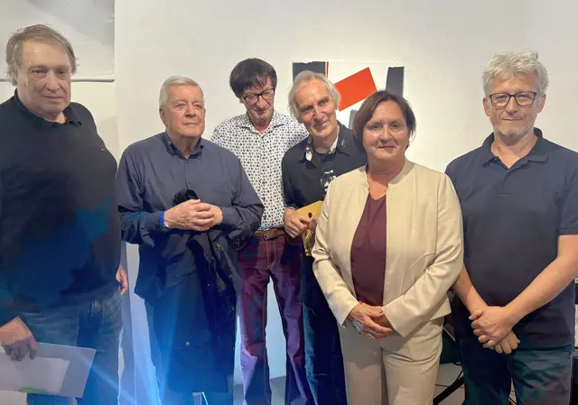 Eröffnung der Ausstellung „Pope &amp; Rudi Benétik – Doppelspiel – dvojna igra – doppio gioco“ (v. li.): Ludwig Riedmann, Pope, Rudi Benétik, Lado Jakša, Bürgermeisterin Lisa Lobnik und Andreas Jerlich
 | Foto: Simone Blantar