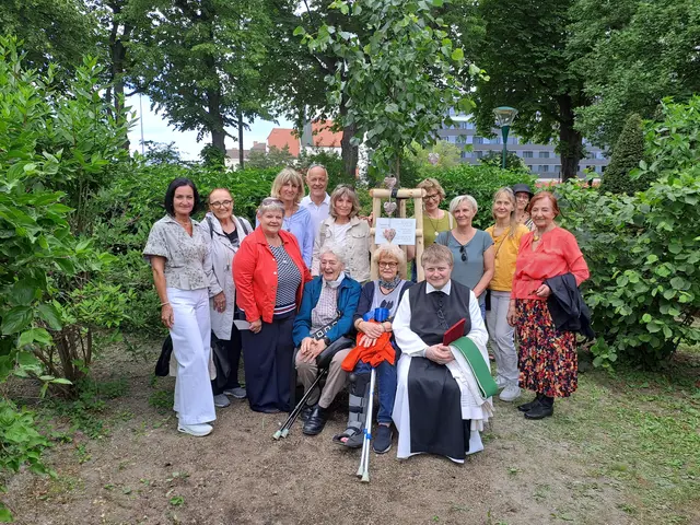 Die Gruppe "Gemeinsam neue Wege gehen" gemeinsam mit Pater Michael Weiß vor dem neuen Friedensbaum. | Foto: Schauer