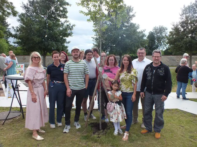 Die Baumpaten und Sponsoren Naturfreunde Lackenbach, Tennisclub Lackenbach, Sportverein Lackenbach, Jugendmusik Lackenbach, Pro Mente Lackenbach, Familie Weninger, Pasalic und Artner-Kölly mit Vizebürgermeister Norbert Cserinko und Obfrau des Verschönerungsvereins Anna Kölly.  | Foto: Alena Kulman