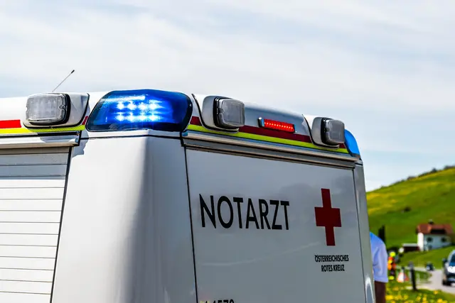 Nach der notärztlichen Erstversorgung vor Ort wurde die 26-Jährige schwer verletzt ins Krankenhaus eingeliefert. | Foto: TEAM FOTOKERSCHI / RAUSCHER