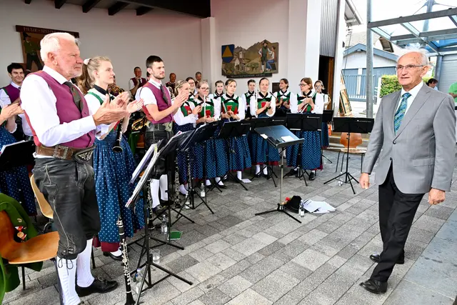 Ein großer Moment: Standing Ovations für einen Kameraden, der 65 Jahre lang zu den Säulen der Musikkapelle gehörte. | Foto: Hassl