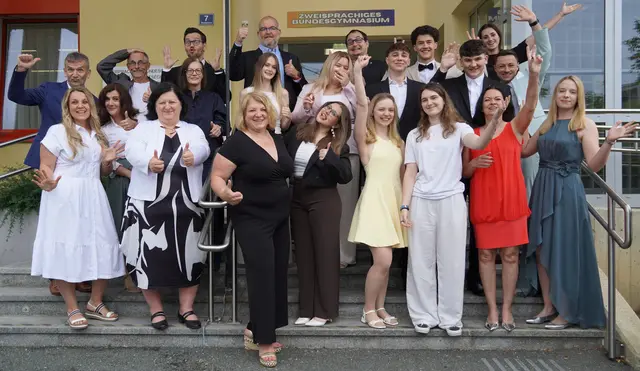 Jubel bei den Maturantinnen und Maturanten sowie Lehrkräften über die bestandene Matura. | Foto: ZBG Oberwart