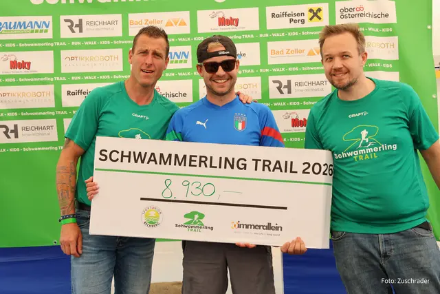Daniel Rosinger (links) und Thomas Hirschinger vom Team Schwammerling-Trail bei der Spendenübergabe an Stefan Neugschwandtner, Obmann-Stellvertreter des Vereins "Nimmerallein". | Foto: Zuschrader