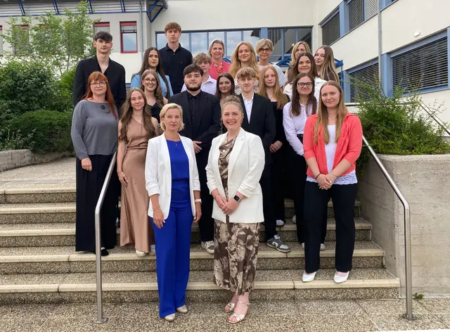 Die 3S mit Direktorin Sonja Hasler, Klassenvorständin Judith Schmalzl und ihren Professorinnen Gesa Buzanich, Cornelia Geier, Beate Heinrich und Nicole Prandl.

 | Foto: Gesa Buzanich