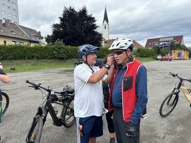 Neben den richtigen Fahrtechniken gehört auch die richtige Einstellung des Helms zur sicheren Radfahrt. | Foto: MeinBezirk/Michael Blinzer