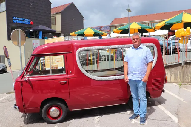 Dr. Ewald Wolf mit dem Oldtimer-Leichenwagen Fiat 600 T, Baujahr 1963 | Foto: Edith Ertl