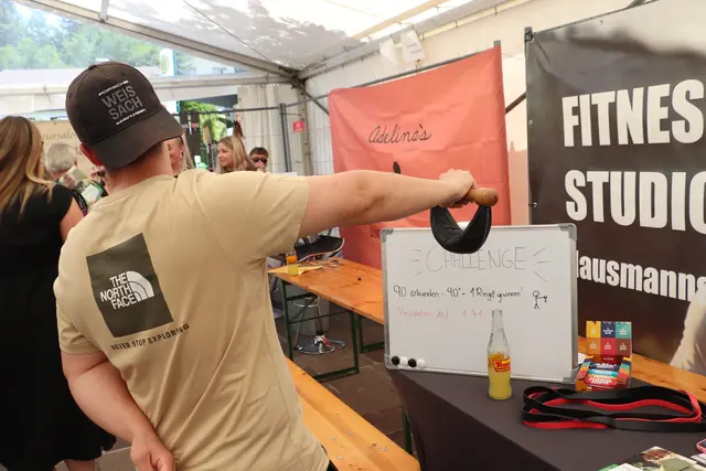 Wer die 2 kg-Hantel 90 Sekunden waagrecht halten konnte, erhielt einen Fitness-Riegel am Stand von Level One Fitness | Foto: Edith Ertl