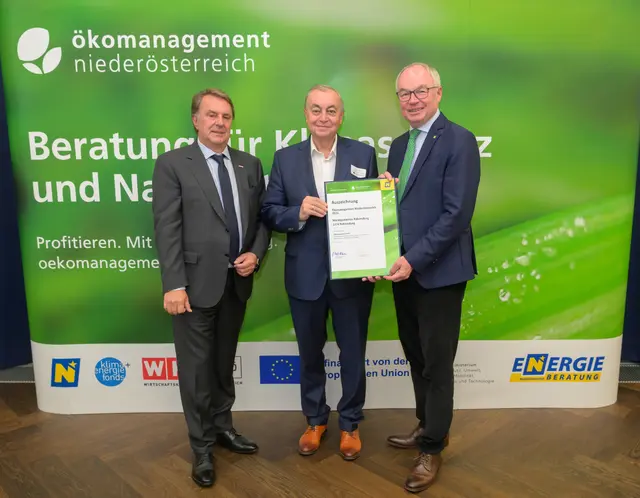 Landeshauptfrau-Stellvertreter Stephan Pernkopf überreichte Bürgermeister Wolfram Erasim die Auszeichnung. | Foto: Land NÖ 